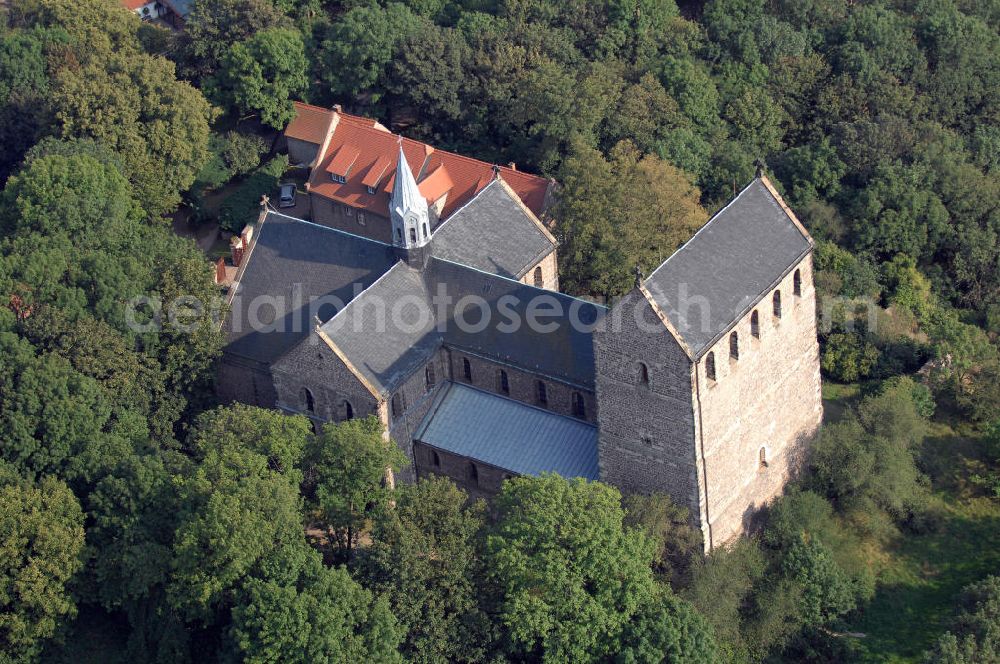 Aerial image Petersberg - Strasse der Romanik: In den Jahren 1124 liegt der Baubeginn der Klosterkirche des von Graf Dedo von Wettin gegründeten Augustiner-Chorherrenstifts. Ein wesentliches Merkmal ist die eingeengte Bauweise, was natürlich auf den spärlichen Platz des Berges zurückzuführen ist. Die durch den damaligen Brand zerstörten Bronzeplatten der Wettiner, sind heute als Sandsteinnachbildungen zu sehen.