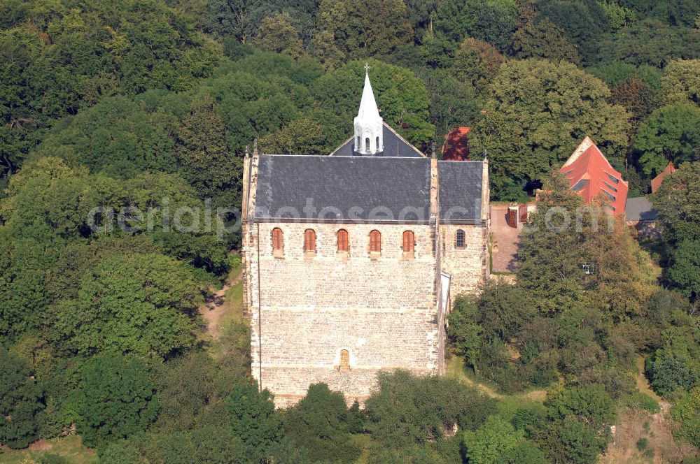 Aerial photograph Petersberg - Strasse der Romanik: In den Jahren 1124 liegt der Baubeginn der Klosterkirche des von Graf Dedo von Wettin gegründeten Augustiner-Chorherrenstifts. Ein wesentliches Merkmal ist die eingeengte Bauweise, was natürlich auf den spärlichen Platz des Berges zurückzuführen ist. Die durch den damaligen Brand zerstörten Bronzeplatten der Wettiner, sind heute als Sandsteinnachbildungen zu sehen.