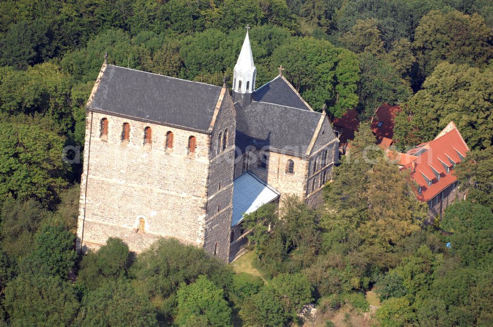 Petersberg from above - Strasse der Romanik: In den Jahren 1124 liegt der Baubeginn der Klosterkirche des von Graf Dedo von Wettin gegründeten Augustiner-Chorherrenstifts. Ein wesentliches Merkmal ist die eingeengte Bauweise, was natürlich auf den spärlichen Platz des Berges zurückzuführen ist. Die durch den damaligen Brand zerstörten Bronzeplatten der Wettiner, sind heute als Sandsteinnachbildungen zu sehen.