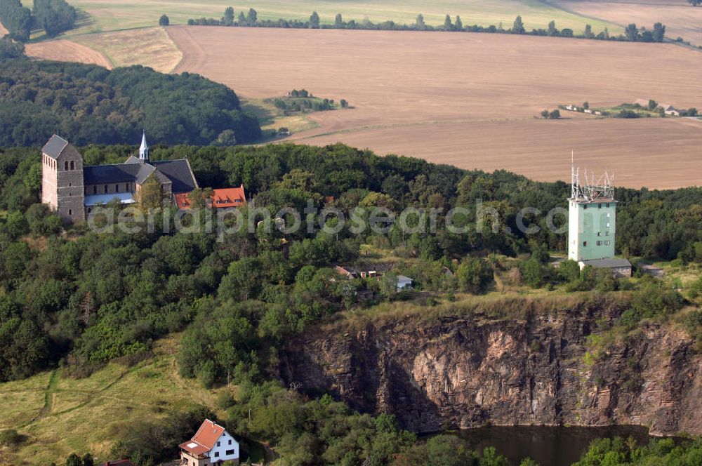 Petersberg from the bird's eye view: Strasse der Romanik: In den Jahren 1124 liegt der Baubeginn der Klosterkirche des von Graf Dedo von Wettin gegründeten Augustiner-Chorherrenstifts. Ein wesentliches Merkmal ist die eingeengte Bauweise, was natürlich auf den spärlichen Platz des Berges zurückzuführen ist. Die durch den damaligen Brand zerstörten Bronzeplatten der Wettiner, sind heute als Sandsteinnachbildungen zu sehen.