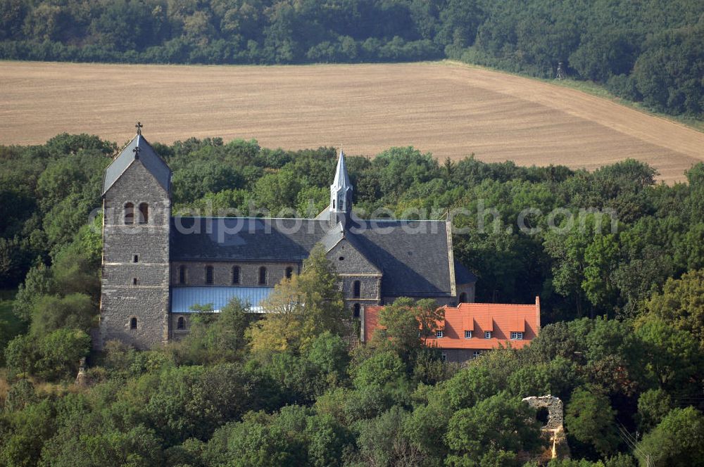 Aerial image Petersberg - Strasse der Romanik: In den Jahren 1124 liegt der Baubeginn der Klosterkirche des von Graf Dedo von Wettin gegründeten Augustiner-Chorherrenstifts. Ein wesentliches Merkmal ist die eingeengte Bauweise, was natürlich auf den spärlichen Platz des Berges zurückzuführen ist. Die durch den damaligen Brand zerstörten Bronzeplatten der Wettiner, sind heute als Sandsteinnachbildungen zu sehen.