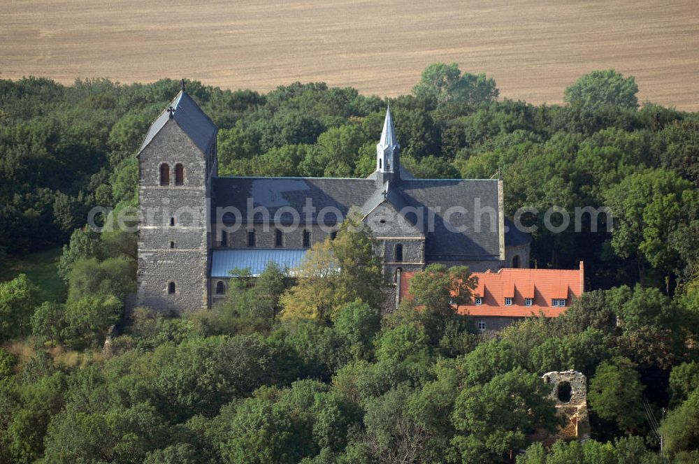 Aerial photograph Petersberg - Strasse der Romanik: In den Jahren 1124 liegt der Baubeginn der Klosterkirche des von Graf Dedo von Wettin gegründeten Augustiner-Chorherrenstifts. Ein wesentliches Merkmal ist die eingeengte Bauweise, was natürlich auf den spärlichen Platz des Berges zurückzuführen ist. Die durch den damaligen Brand zerstörten Bronzeplatten der Wettiner, sind heute als Sandsteinnachbildungen zu sehen.