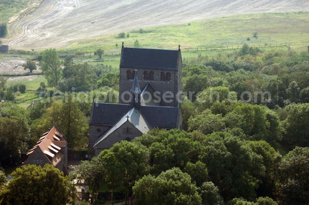 Petersberg from above - Strasse der Romanik: In den Jahren 1124 liegt der Baubeginn der Klosterkirche des von Graf Dedo von Wettin gegründeten Augustiner-Chorherrenstifts. Ein wesentliches Merkmal ist die eingeengte Bauweise, was natürlich auf den spärlichen Platz des Berges zurückzuführen ist. Die durch den damaligen Brand zerstörten Bronzeplatten der Wettiner, sind heute als Sandsteinnachbildungen zu sehen.