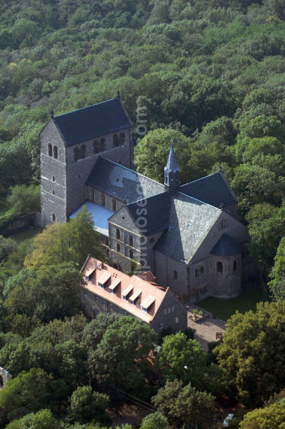 Petersberg from the bird's eye view: Strasse der Romanik: In den Jahren 1124 liegt der Baubeginn der Klosterkirche des von Graf Dedo von Wettin gegründeten Augustiner-Chorherrenstifts. Ein wesentliches Merkmal ist die eingeengte Bauweise, was natürlich auf den spärlichen Platz des Berges zurückzuführen ist. Die durch den damaligen Brand zerstörten Bronzeplatten der Wettiner, sind heute als Sandsteinnachbildungen zu sehen.