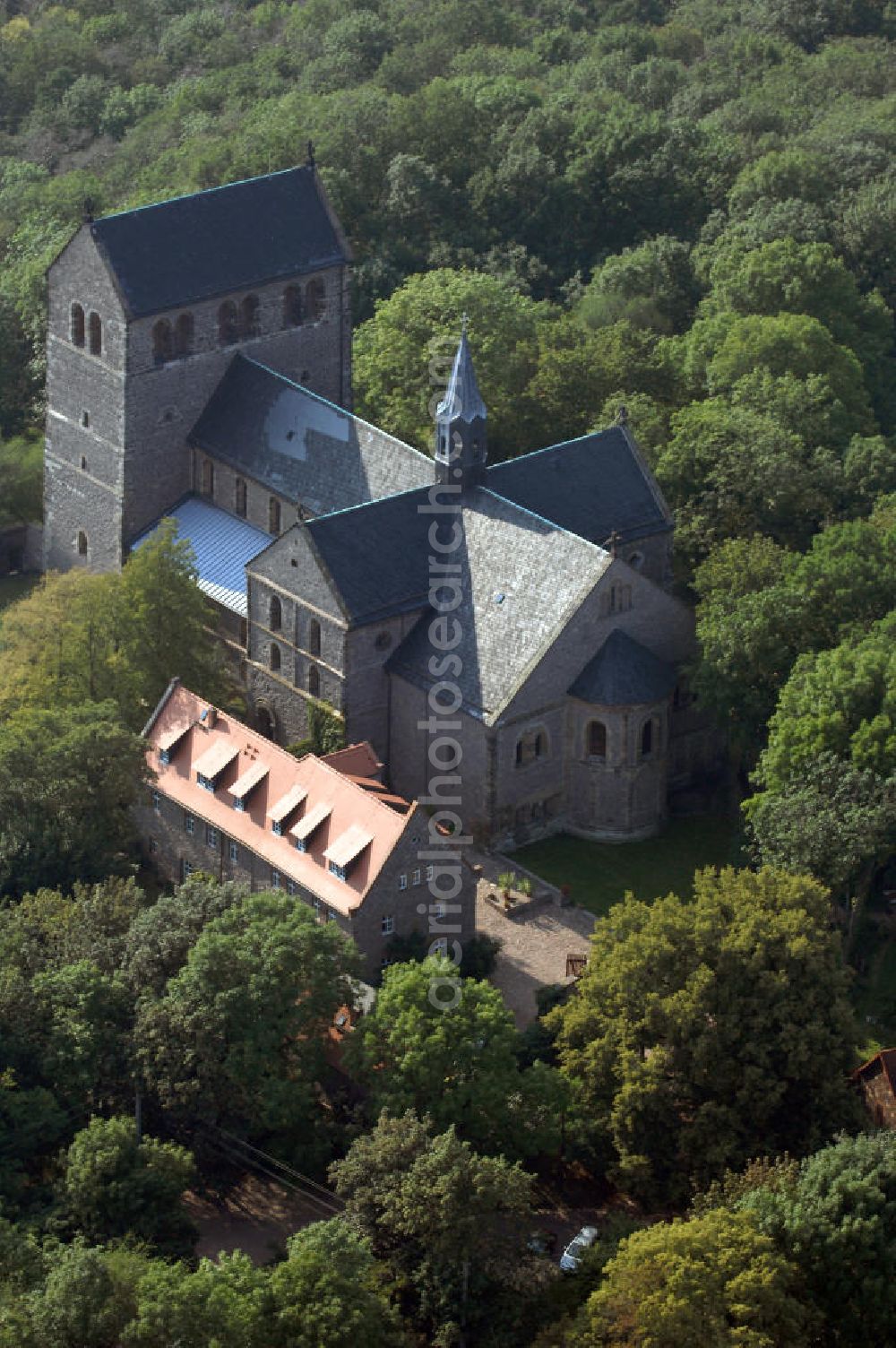 Aerial image Petersberg - Strasse der Romanik: In den Jahren 1124 liegt der Baubeginn der Klosterkirche des von Graf Dedo von Wettin gegründeten Augustiner-Chorherrenstifts. Ein wesentliches Merkmal ist die eingeengte Bauweise, was natürlich auf den spärlichen Platz des Berges zurückzuführen ist. Die durch den damaligen Brand zerstörten Bronzeplatten der Wettiner, sind heute als Sandsteinnachbildungen zu sehen.