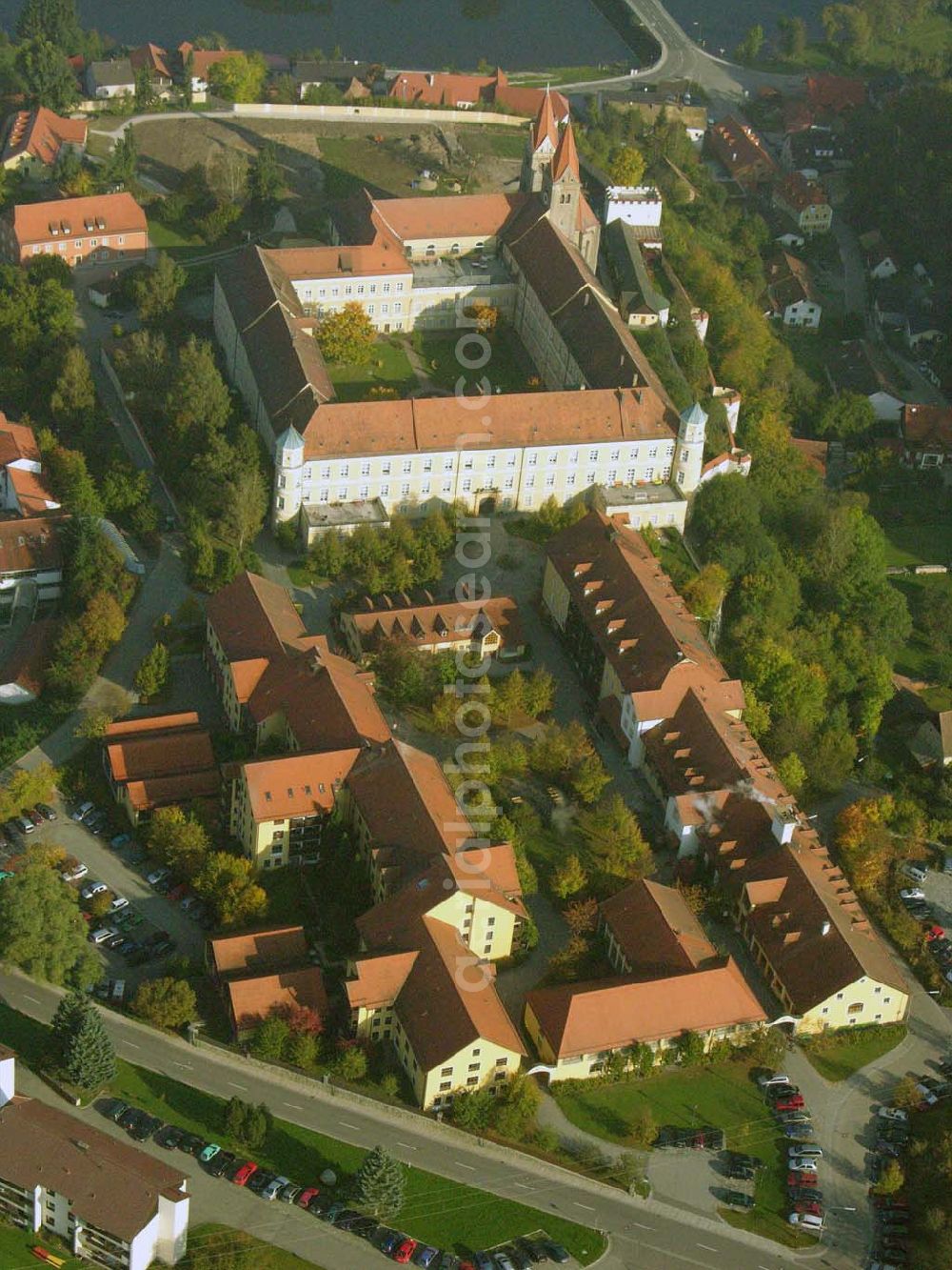 Aerial image Reichenbach - Das Kloster Reichenbach ist ein Kloster der Barmherzigen Brüder in Reichenbach am Regen/Reichenbach in Bayern. Eustachius-Kugler-Str. 2, D-93189 Reichenbach, Telefon: 09 46 4 / 10 - 0 Telefax: 09 46 4 / 10 - 11 7, E-Mail: verwaltung@barmherzige-reichenbach.de