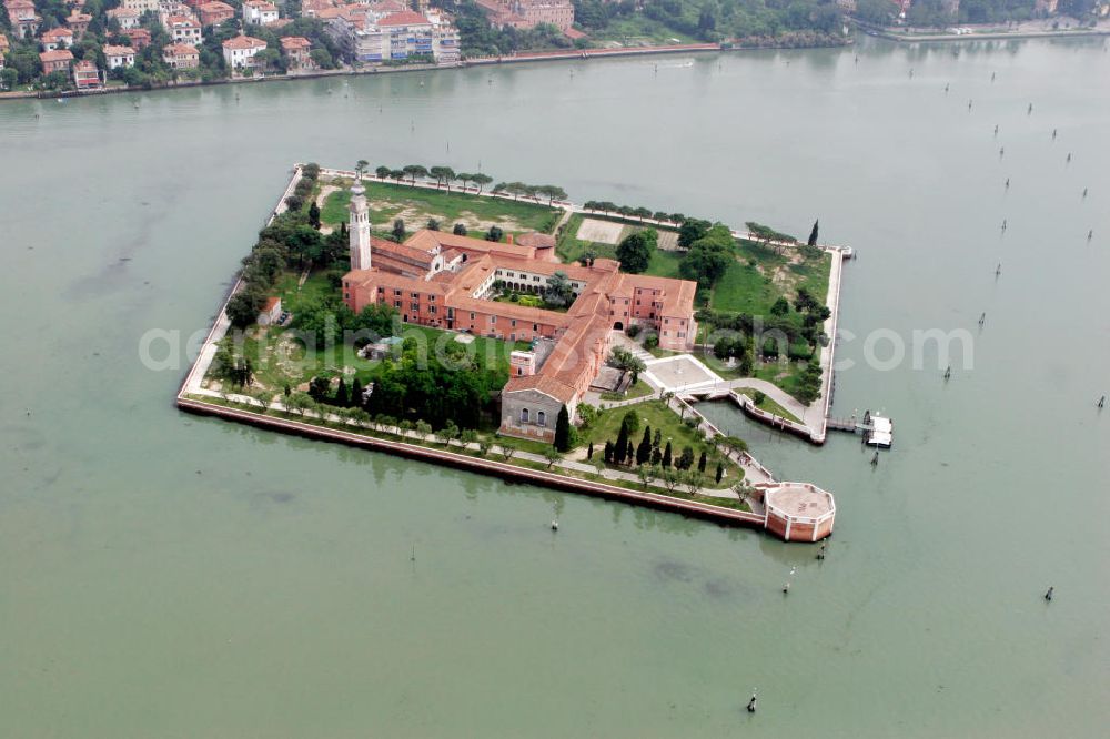 Venedig from the bird's eye view: Blick auf das Kloster San Lazarro degli Armeni, eine Insel in der Lagune von Venedig. Ursprünglich diente die Insel als Krankenhaus für Leprakranke. Im 18. Jahrhundert siedelten sich armenische Mönche an und gründeten das Kloster, das als Mutterhaus des armenischen Mechitaristenordens gilt. View to the monastery San Lazarro degli Armeni, at an small island in the lagoon of Venice. Primeordial the island was used as an hospital for leper. In the 18. century armenian monks setteld down there and built the monastery.