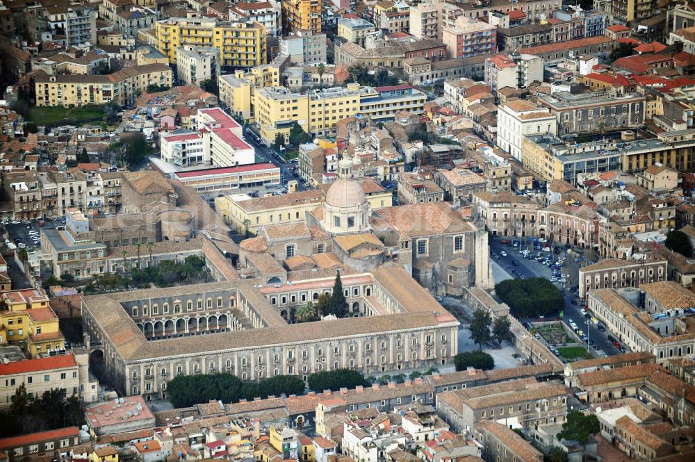 Catania Sizilien from above - The monastery was originally a Benedictine monastery of San Nicola and now houses part of the University of Catania, with the adjoining unfinished church of San Nicola l'Arena Cantania on Sicily in Italy