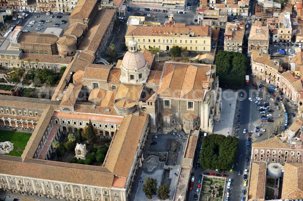 Catania Sizilien from the bird's eye view: The monastery was originally a Benedictine monastery of San Nicola and now houses part of the University of Catania, with the adjoining unfinished church of San Nicola l'Arena Cantania on Sicily in Italy