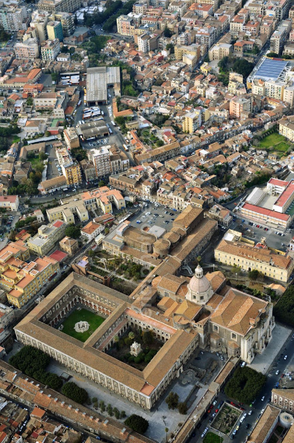 Catania Sizilien from the bird's eye view: The monastery was originally a Benedictine monastery of San Nicola and now houses part of the University of Catania, with the adjoining unfinished church of San Nicola l'Arena Cantania on Sicily in Italy
