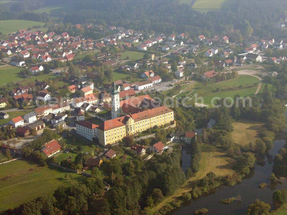 Walderbach from above - Romanische Klosterkirche des ehemaligen Zisterzienserklosters (12. Jahrhundert). Seit 1962 beherbergen die Klosteranlagen ein interessantes Kreismuseum. Auskünfte/Führungen: Kath. Pfarramt Walderbach, Adolf-Kolping Str. 3, 93194 Walderbach, Tel: 09464/1491, FAX: 09464/1297