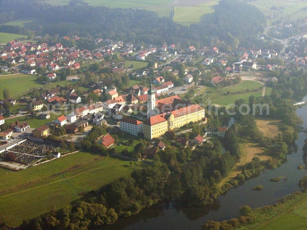 Walderbach from the bird's eye view: Romanische Klosterkirche des ehemaligen Zisterzienserklosters (12. Jahrhundert). Seit 1962 beherbergen die Klosteranlagen ein interessantes Kreismuseum. Auskünfte/Führungen: Kath. Pfarramt Walderbach, Adolf-Kolping Str. 3, 93194 Walderbach, Tel: 09464/1491, FAX: 09464/1297