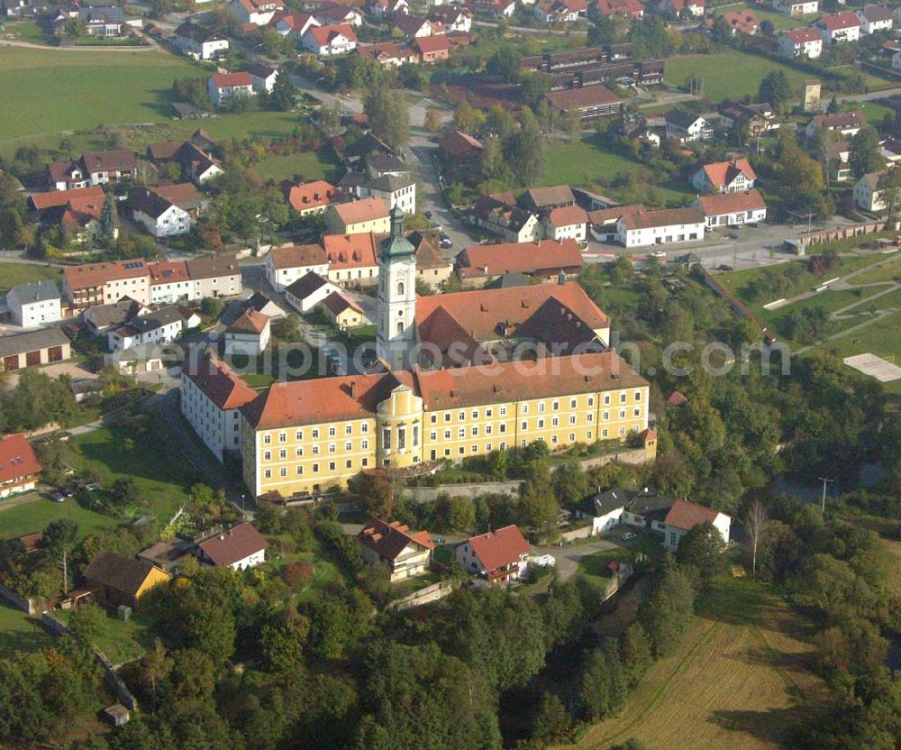 Aerial image Walderbach - Romanische Klosterkirche des ehemaligen Zisterzienserklosters (12. Jahrhundert). Seit 1962 beherbergen die Klosteranlagen ein interessantes Kreismuseum. Auskünfte/Führungen: Kath. Pfarramt Walderbach, Adolf-Kolping Str. 3, 93194 Walderbach, Tel: 09464/1491, FAX: 09464/1297