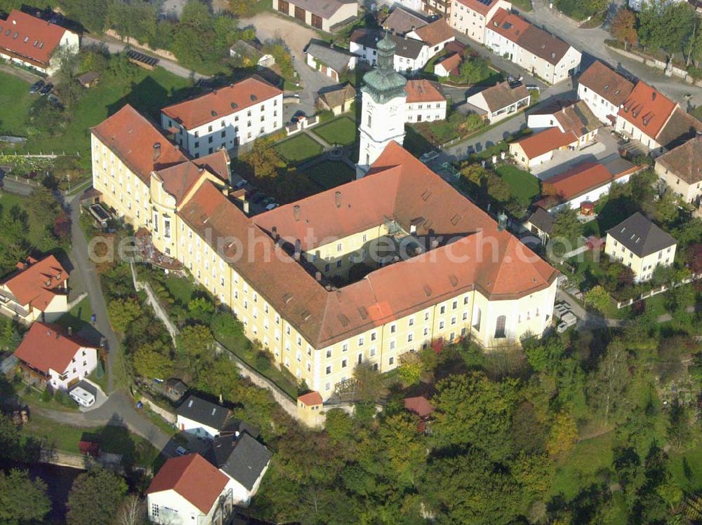 Walderbach from the bird's eye view: Romanische Klosterkirche des ehemaligen Zisterzienserklosters (12. Jahrhundert). Seit 1962 beherbergen die Klosteranlagen ein interessantes Kreismuseum. Auskünfte/Führungen: Kath. Pfarramt Walderbach, Adolf-Kolping Str. 3, 93194 Walderbach, Tel: 09464/1491, FAX: 09464/1297