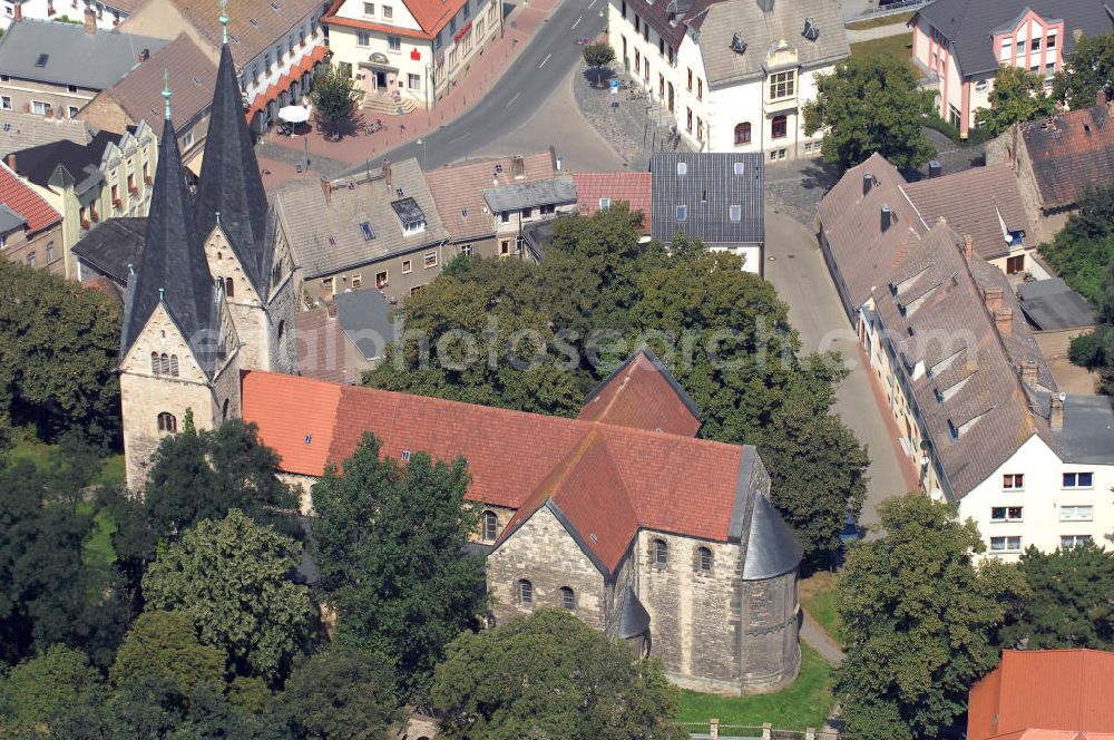 Hecklingen from above - Strasse der Romanik: Die Klosterkirche St. Georg und Pankratius gehört zu den besterhaltenen romanischen Basilika der Vorharzregion, die Bauzeit liegt in den Jahren 1150-1176. Kontakt: Pfarrer Christfried Kulosa H.-Danz-Str. 52, 39444 Hecklingen, Tel.: 03925-284277; Email: pfarramt@hecklingen.de