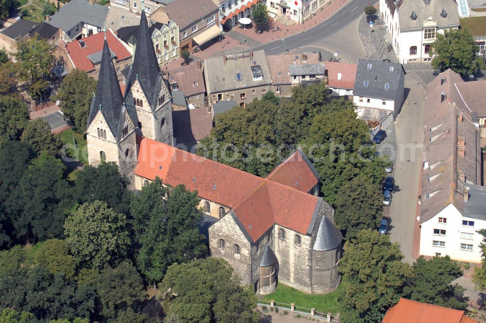 Hecklingen from the bird's eye view: Strasse der Romanik: Die Klosterkirche St. Georg und Pankratius gehört zu den besterhaltenen romanischen Basilika der Vorharzregion, die Bauzeit liegt in den Jahren 1150-1176. Kontakt: Pfarrer Christfried Kulosa H.-Danz-Str. 52, 39444 Hecklingen, Tel.: 03925-284277; Email: pfarramt@hecklingen.de