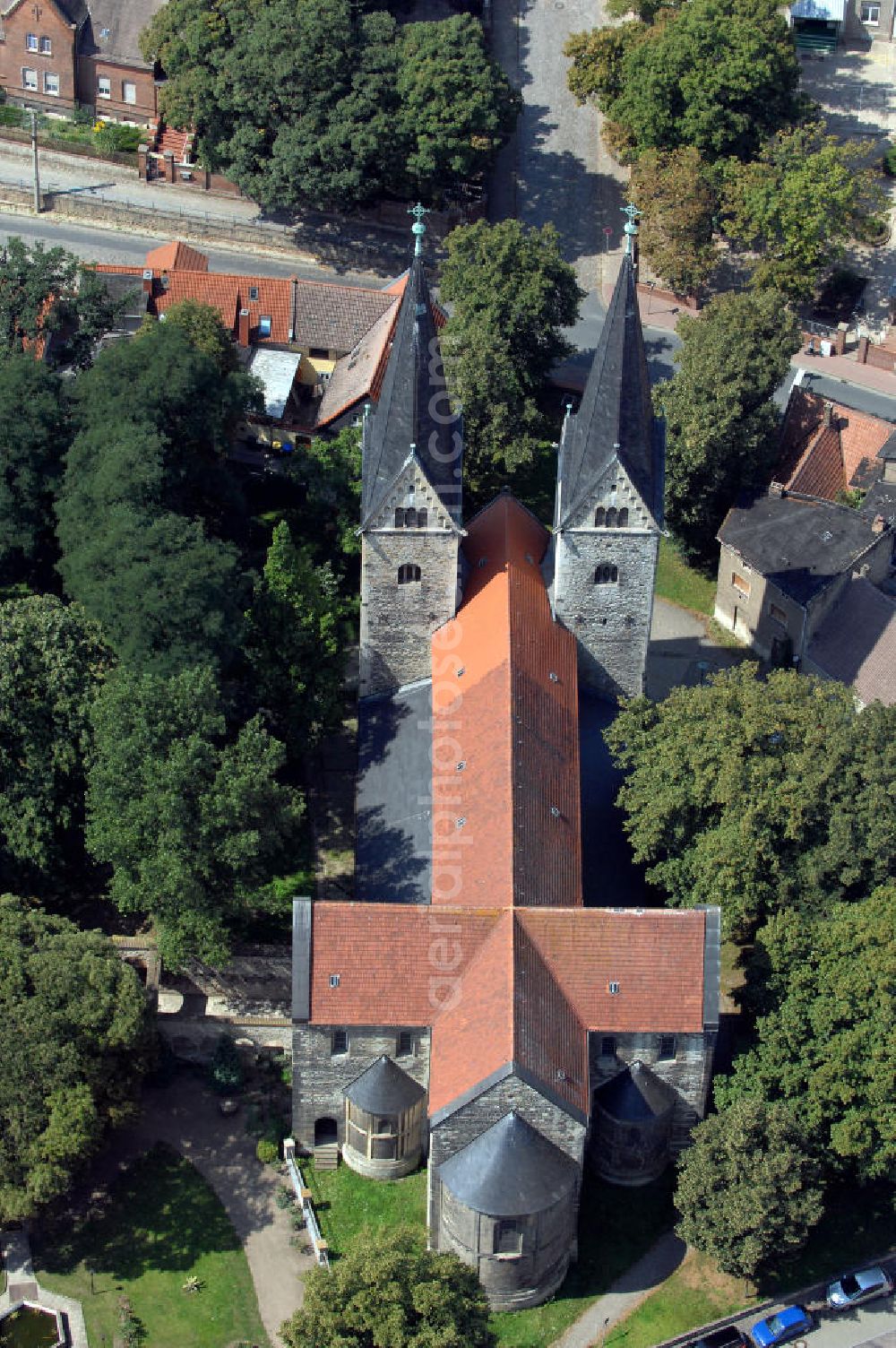 Aerial image Hecklingen - Strasse der Romanik: Die Klosterkirche St. Georg und Pankratius gehört zu den besterhaltenen romanischen Basilika der Vorharzregion, die Bauzeit liegt in den Jahren 1150-1176. Kontakt: Pfarrer Christfried Kulosa H.-Danz-Str. 52, 39444 Hecklingen, Tel.: 03925-284277; Email: pfarramt@hecklingen.de