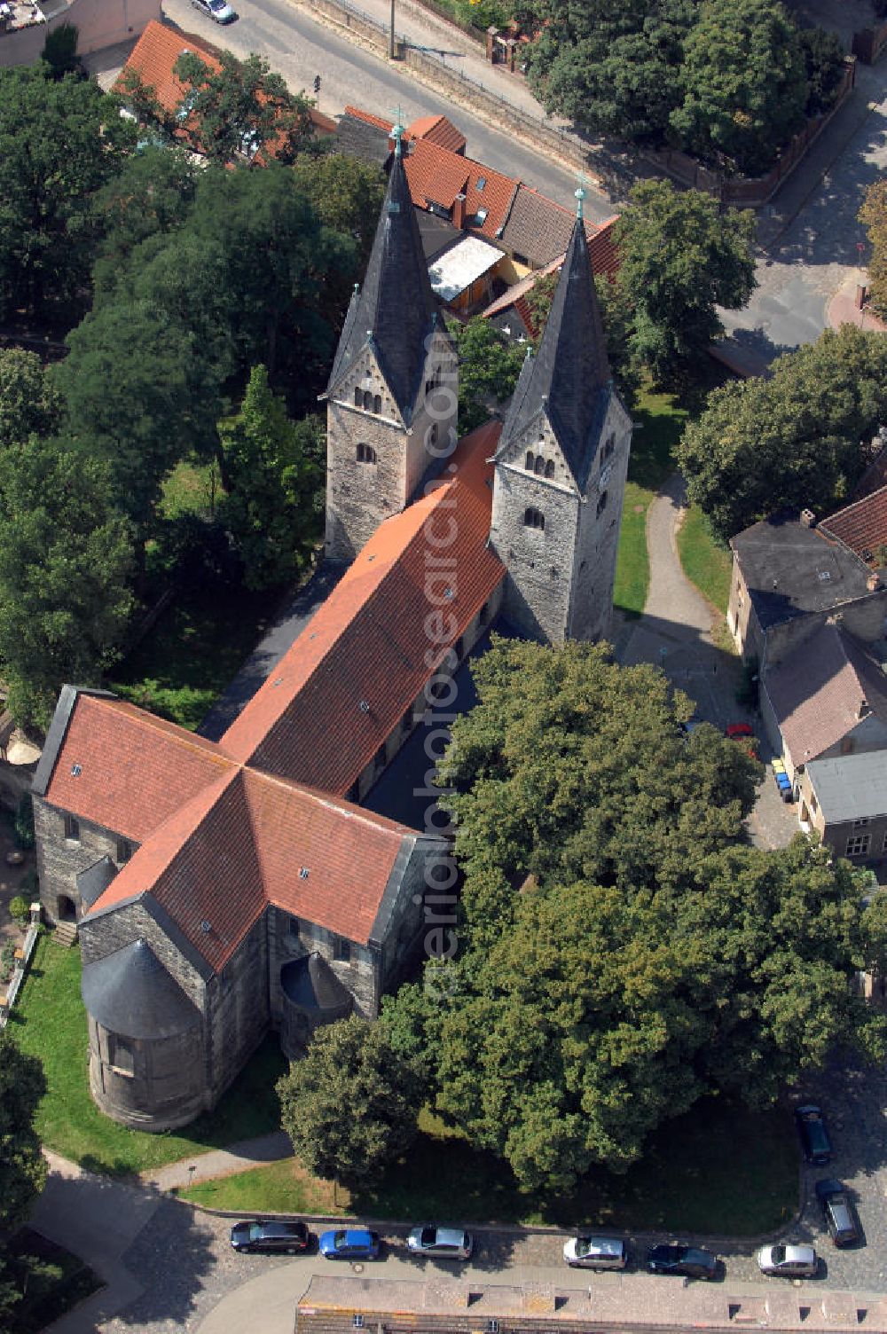 Aerial photograph Hecklingen - Strasse der Romanik: Die Klosterkirche St. Georg und Pankratius gehört zu den besterhaltenen romanischen Basilika der Vorharzregion, die Bauzeit liegt in den Jahren 1150-1176. Kontakt: Pfarrer Christfried Kulosa H.-Danz-Str. 52, 39444 Hecklingen, Tel.: 03925-284277; Email: pfarramt@hecklingen.de