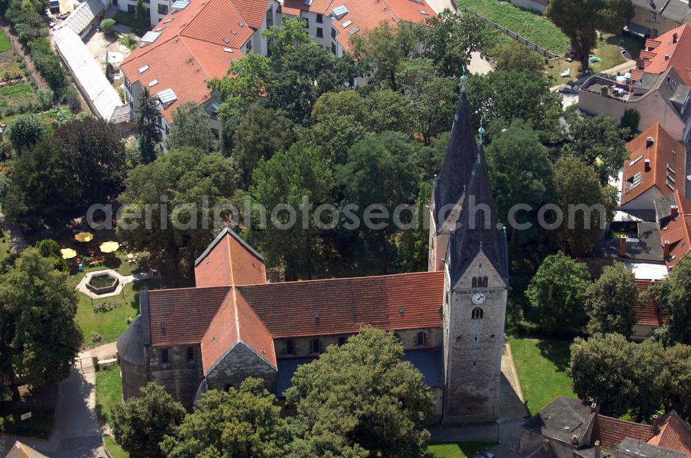 Hecklingen from the bird's eye view: Strasse der Romanik: Die Klosterkirche St. Georg und Pankratius gehört zu den besterhaltenen romanischen Basilika der Vorharzregion, die Bauzeit liegt in den Jahren 1150-1176. Kontakt: Pfarrer Christfried Kulosa H.-Danz-Str. 52, 39444 Hecklingen, Tel.: 03925-284277; Email: pfarramt@hecklingen.de