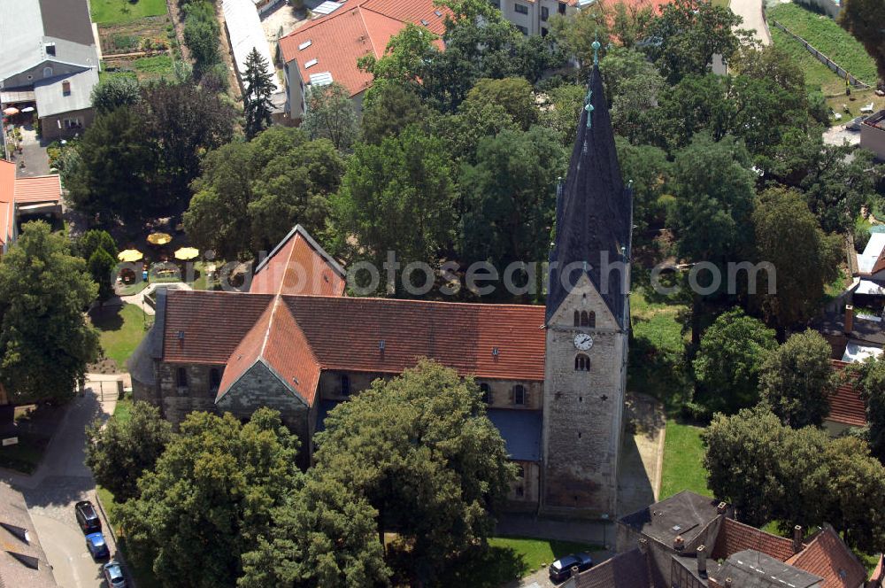 Aerial image Hecklingen - Strasse der Romanik: Die Klosterkirche St. Georg und Pankratius gehört zu den besterhaltenen romanischen Basilika der Vorharzregion, die Bauzeit liegt in den Jahren 1150-1176. Kontakt: Pfarrer Christfried Kulosa H.-Danz-Str. 52, 39444 Hecklingen, Tel.: 03925-284277; Email: pfarramt@hecklingen.de