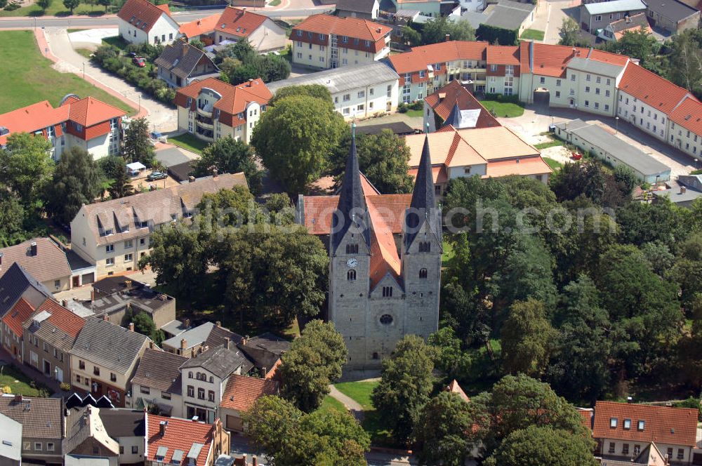 Aerial photograph Hecklingen - Strasse der Romanik: Die Klosterkirche St. Georg und Pankratius gehört zu den besterhaltenen romanischen Basilika der Vorharzregion, die Bauzeit liegt in den Jahren 1150-1176. Kontakt: Pfarrer Christfried Kulosa H.-Danz-Str. 52, 39444 Hecklingen, Tel.: 03925-284277; Email: pfarramt@hecklingen.de