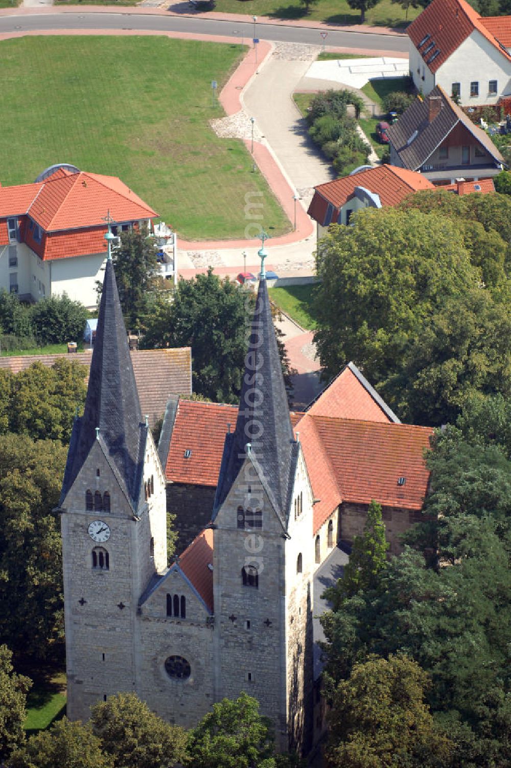 Hecklingen from the bird's eye view: Strasse der Romanik: Die Klosterkirche St. Georg und Pankratius gehört zu den besterhaltenen romanischen Basilika der Vorharzregion, die Bauzeit liegt in den Jahren 1150-1176. Kontakt: Pfarrer Christfried Kulosa H.-Danz-Str. 52, 39444 Hecklingen, Tel.: 03925-284277; Email: pfarramt@hecklingen.de