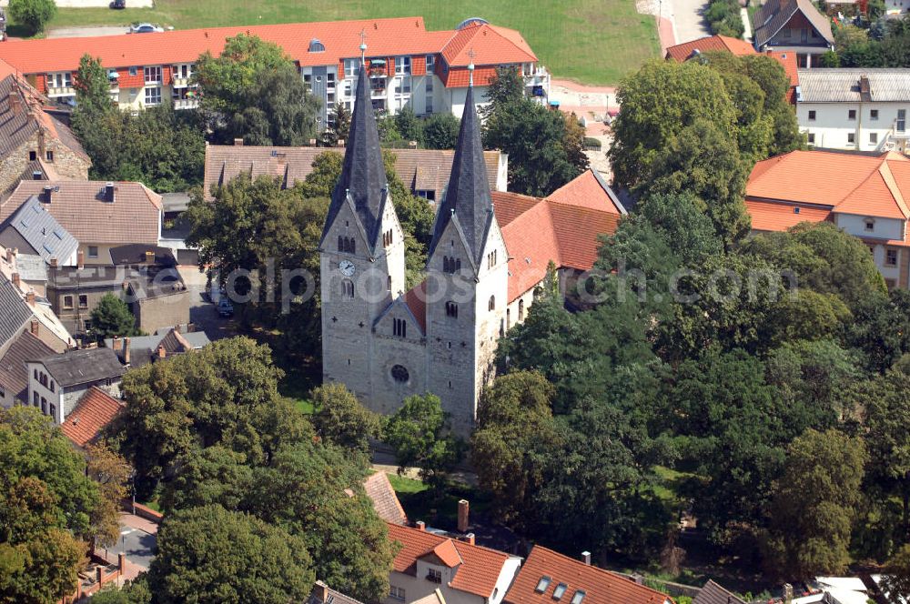 Aerial image Hecklingen - Strasse der Romanik: Die Klosterkirche St. Georg und Pankratius gehört zu den besterhaltenen romanischen Basilika der Vorharzregion, die Bauzeit liegt in den Jahren 1150-1176. Kontakt: Pfarrer Christfried Kulosa H.-Danz-Str. 52, 39444 Hecklingen, Tel.: 03925-284277; Email: pfarramt@hecklingen.de