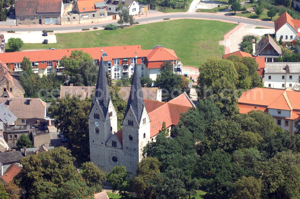 Aerial photograph Hecklingen - Strasse der Romanik: Die Klosterkirche St. Georg und Pankratius gehört zu den besterhaltenen romanischen Basilika der Vorharzregion, die Bauzeit liegt in den Jahren 1150-1176. Kontakt: Pfarrer Christfried Kulosa H.-Danz-Str. 52, 39444 Hecklingen, Tel.: 03925-284277; Email: pfarramt@hecklingen.de