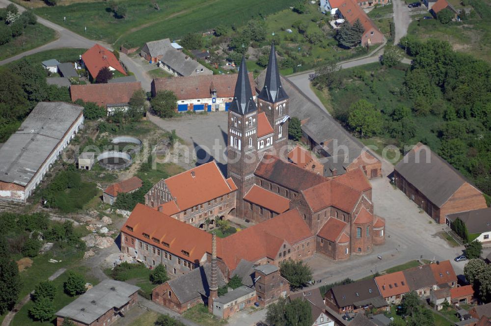 Aerial photograph Jerichow - Blick auf die Klosterkirche und den Hof in Jerichow. Sie ist Teil der Strasse der Romanik in Sachsen-Anhalt. Diese verbindet die Dome, Burgen, Klöster und Kirchen die in der Zeit vom 10. bis Mitte des 13. Jahrhundert entstanden, und somit ein Zeichen der Christianisierung sind. Kontakt: Stiftung Kloster Jerichow, Am Kloster 1, 39319 Jerichow, Tel. +49(0)39343 285 oder 92660, Fax +49(0)39343 92661, Email: info@stiftung-kloster-jerichow.de