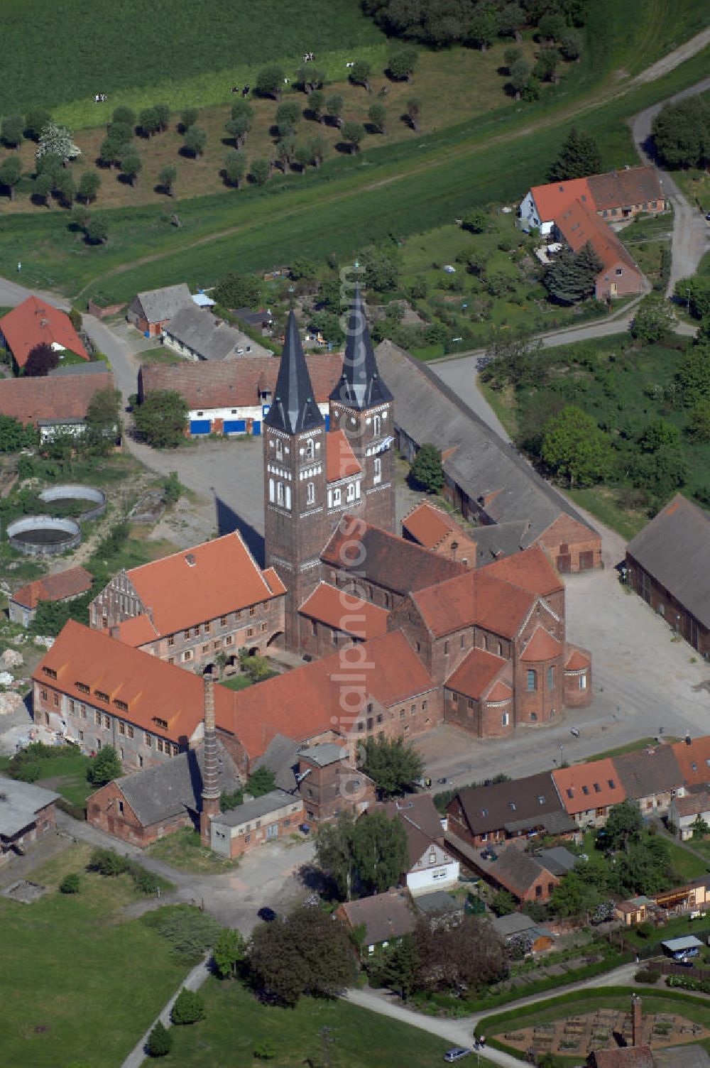 Aerial photograph Jerichow - Blick auf die Klosterkirche und den Hof in Jerichow. Sie ist Teil der Strasse der Romanik in Sachsen-Anhalt. Diese verbindet die Dome, Burgen, Klöster und Kirchen die in der Zeit vom 10. bis Mitte des 13. Jahrhundert entstanden, und somit ein Zeichen der Christianisierung sind. Kontakt: Stiftung Kloster Jerichow, Am Kloster 1, 39319 Jerichow, Tel. +49(0)39343 285 oder 92660, Fax +49(0)39343 92661, Email: info@stiftung-kloster-jerichow.de