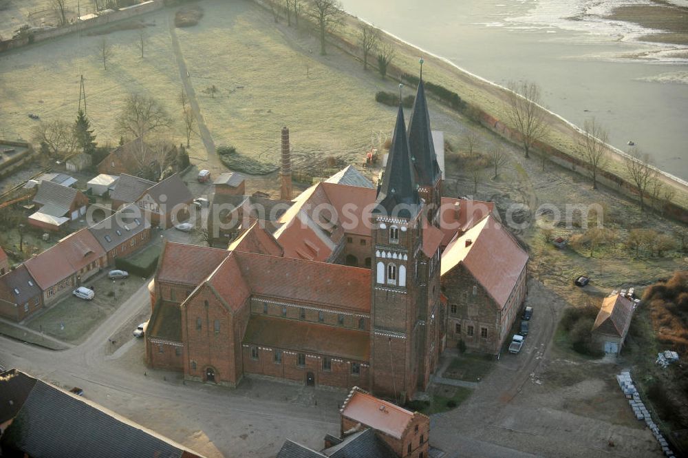 Aerial photograph Jerichow - Blick auf die vom Hochwasser umspülte Klosterkirche und den Hof in Jerichow. Sie ist Teil der Strasse der Romanik in Sachsen-Anhalt. Diese verbindet die Dome, Burgen, Klöster und Kirchen die in der Zeit vom 10. bis Mitte des 13. Jahrhundert entstanden, und somit ein Zeichen der Christianisierung sind.View of the monastery church and the court in Jericho. It is part of The Romantic Roadin Saxony-Anhalt. This connects the domes, castles, monasteries and churches in the period from 10 to mid-13th Century emerged, and thus a sign of Christianity are.