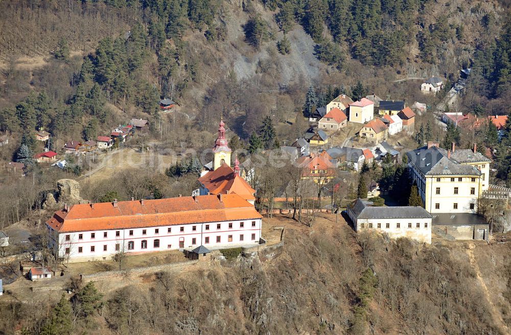 Aerial image Rabstejn nad Strelou / Rabenstein an der Schnelle - Die Klosterkirche der Jungfrau Maria und ein Herrenhaus im Dorf Rabstejn nad Strelou / Rabenstein an der Schnelle in der Region Plzensky kraj / Pilsen in der Tschechischen Republik. The abbey / monastery church of Mary and a castle in the village Rabstejn nad Strelou in the region Plzensky kraj in Czech Republic.