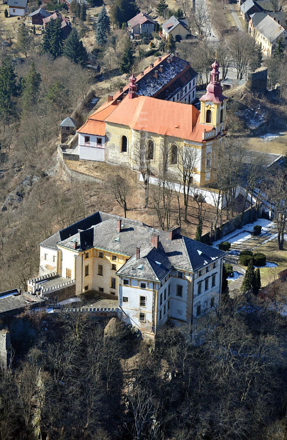 Aerial photograph Rabstejn nad Strelou / Rabenstein an der Schnelle - Die Klosterkirche der Jungfrau Maria und ein Herrenhaus im Dorf Rabstejn nad Strelou / Rabenstein an der Schnelle in der Region Plzensky kraj / Pilsen in der Tschechischen Republik. The abbey / monastery church of Mary and a castle in the village Rabstejn nad Strelou in the region Plzensky kraj in Czech Republic.