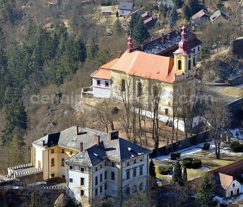 Rabstejn nad Strelou / Rabenstein an der Schnelle from above - Die Klosterkirche der Jungfrau Maria und ein Herrenhaus im Dorf Rabstejn nad Strelou / Rabenstein an der Schnelle in der Region Plzensky kraj / Pilsen in der Tschechischen Republik. The abbey / monastery church of Mary and a castle in the village Rabstejn nad Strelou in the region Plzensky kraj in Czech Republic.