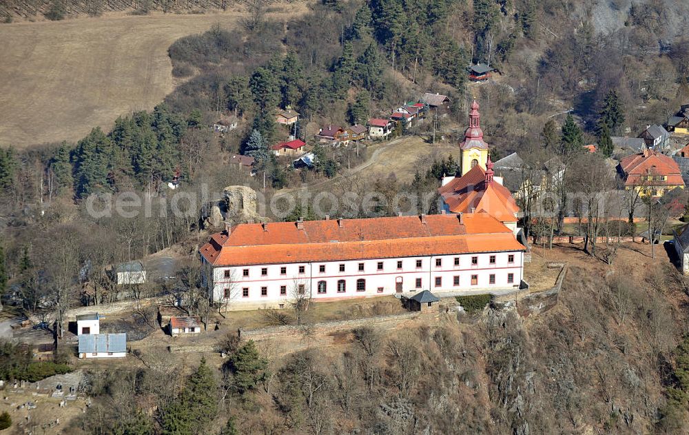 Rabstejn nad Strelou / Rabenstein an der Schnelle from the bird's eye view: Die Klosterkirche der Jungfrau Maria in dem Dorf Rabstejn nad Strelou / Rabenstein an der Schnelle in der Region Plzensky kraj / Pilsen in der Tschechischen Republik. The abbey / monastery church of Mary in the village Rabstejn nad Strelou in the region Plzensky kraj in Czech Republic.