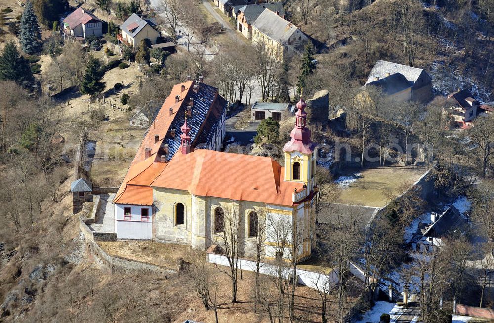 Rabstejn nad Strelou / Rabenstein an der Schnelle from above - Die Klosterkirche der Jungfrau Maria in dem Dorf Rabstejn nad Strelou / Rabenstein an der Schnelle in der Region Plzensky kraj / Pilsen in der Tschechischen Republik. The abbey / monastery church of Mary in the village Rabstejn nad Strelou in the region Plzensky kraj in Czech Republic.