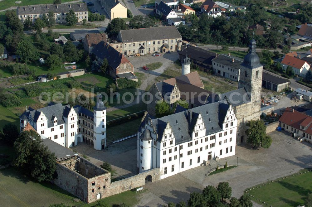 Leitzkau from above - Die Klosterkirche ist Teil der Strasse der Romanik, die durch Sachsen-Anhalt führt. Zu großen Teilen ist diese ehemalige Prämonstratenser Stiftskirche erhalten geblieben. Das Schloss ist Veranstaltungsort mit kulturellen Programmen das ganze Jahr über. Kontakt: Stiftung Dome und Schlösser in Sachsen-Anhalt, Schloss Leitzkau, Am Schloss 4, 39279 Leitzkau; Tel.: 039241 / 934 - 0; Fax: 039241 / 934 - 34