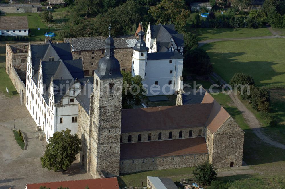 Aerial image Leitzkau - Die Klosterkirche ist Teil der Strasse der Romanik, die durch Sachsen-Anhalt führt. Zu großen Teilen ist diese ehemalige Prämonstratenser Stiftskirche erhalten geblieben. Das Schloss ist Veranstaltungsort mit kulturellen Programmen das ganze Jahr über. Kontakt: Stiftung Dome und Schlösser in Sachsen-Anhalt, Schloss Leitzkau, Am Schloss 4, 39279 Leitzkau; Tel.: 039241 / 934 - 0; Fax: 039241 / 934 - 34