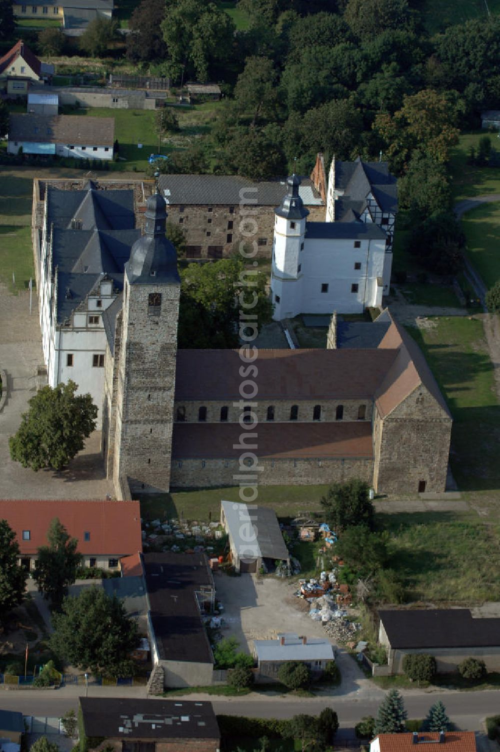 Leitzkau from above - Die Klosterkirche ist Teil der Strasse der Romanik, die durch Sachsen-Anhalt führt. Zu großen Teilen ist diese ehemalige Prämonstratenser Stiftskirche erhalten geblieben. Das Schloss ist Veranstaltungsort mit kulturellen Programmen das ganze Jahr über. Kontakt: Stiftung Dome und Schlösser in Sachsen-Anhalt, Schloss Leitzkau, Am Schloss 4, 39279 Leitzkau; Tel.: 039241 / 934 - 0; Fax: 039241 / 934 - 34