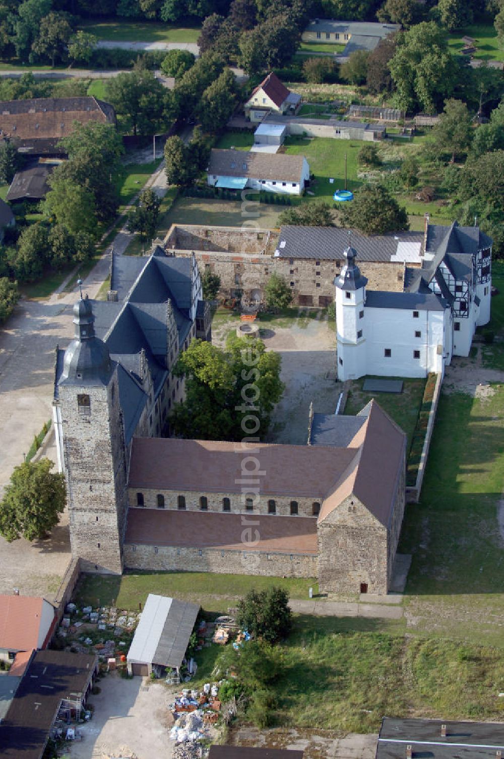 Leitzkau from the bird's eye view: Die Klosterkirche ist Teil der Strasse der Romanik, die durch Sachsen-Anhalt führt. Zu großen Teilen ist diese ehemalige Prämonstratenser Stiftskirche erhalten geblieben. Das Schloss ist Veranstaltungsort mit kulturellen Programmen das ganze Jahr über. Kontakt: Stiftung Dome und Schlösser in Sachsen-Anhalt, Schloss Leitzkau, Am Schloss 4, 39279 Leitzkau; Tel.: 039241 / 934 - 0; Fax: 039241 / 934 - 34