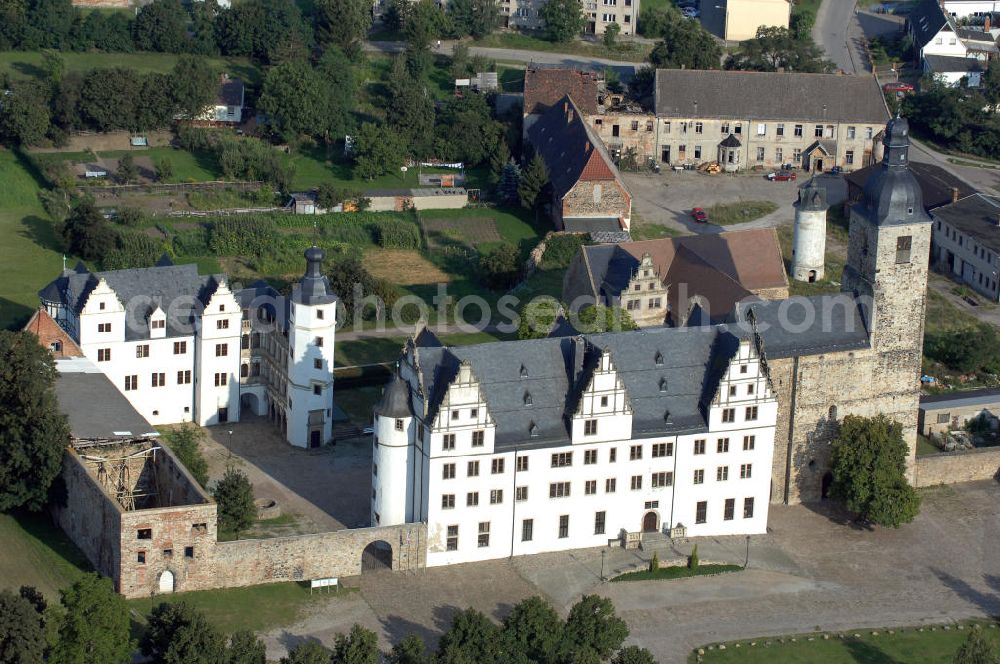 Leitzkau from the bird's eye view: Die Klosterkirche ist Teil der Strasse der Romanik, die durch Sachsen-Anhalt führt. Zu großen Teilen ist diese ehemalige Prämonstratenser Stiftskirche erhalten geblieben. Das Schloss ist Veranstaltungsort mit kulturellen Programmen das ganze Jahr über. Kontakt: Stiftung Dome und Schlösser in Sachsen-Anhalt, Schloss Leitzkau, Am Schloss 4, 39279 Leitzkau; Tel.: 039241 / 934 - 0; Fax: 039241 / 934 - 34