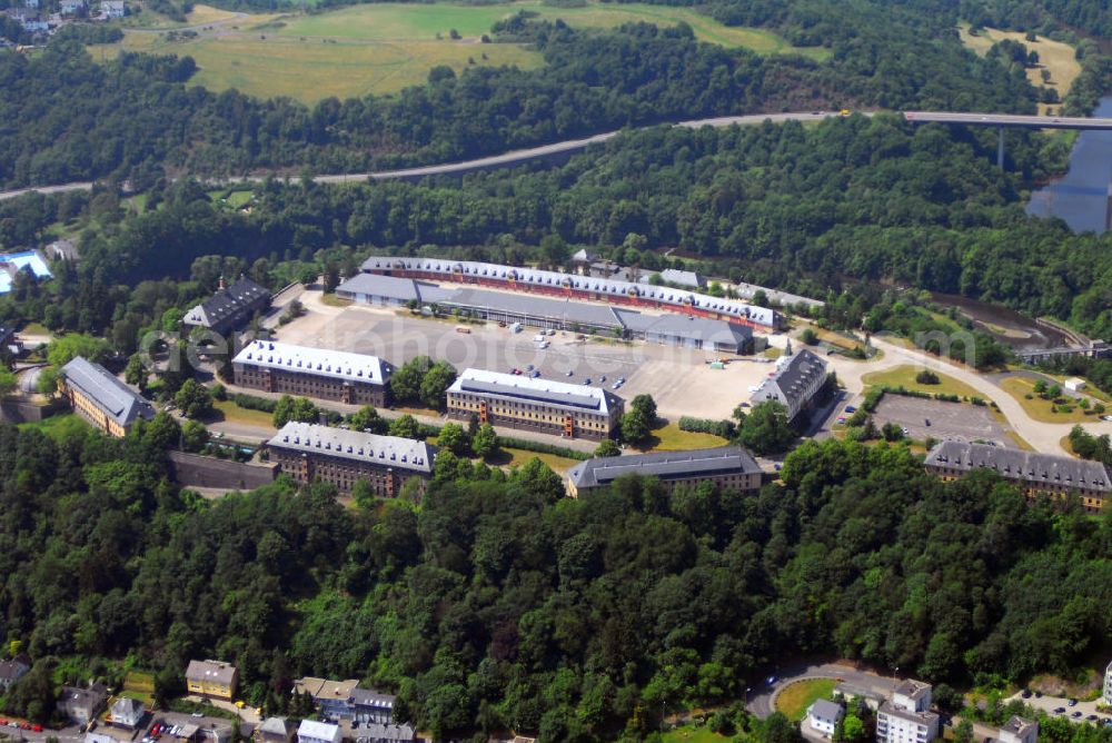 Aerial image Idar-Oberstein - Blick auf die Klotzbergkaserne in Idar-Oberstein. Seit 1938 ist die Stadt Idar-Oberstein Garnisonstadt. Während des 19. und 20. Jh. waren wechselnd französische und deutsche Soldaten hier stationiert. Mit dem Einzug der Wehrmacht wurden neue Kasernen errichtet. Nach 1956 wurde die Klotzbergkaserne von der Bundeswehr übernommen, die dort die deutsche Artillerieschule einrichtete, welche für das Heer als zentrale Ausbildungsstätte diente. 1998 beschloss der Stadtrat die Anbringung eines zusätzlichen Ortsschildes mit der Aufschrift „Hauptstadt der deutschen Artillerie. 2006 wurde das Offizieranwärterbataillon Idar-Oberstein aufgestellt. Kontakte: Kreisgeschäftsstelle Idar-Oberstein Ehemalige Artilleristen vom Klotz, Klotzbergstraße 15, 55743 Idar-Oberstein, Tel.: 06781/70826,