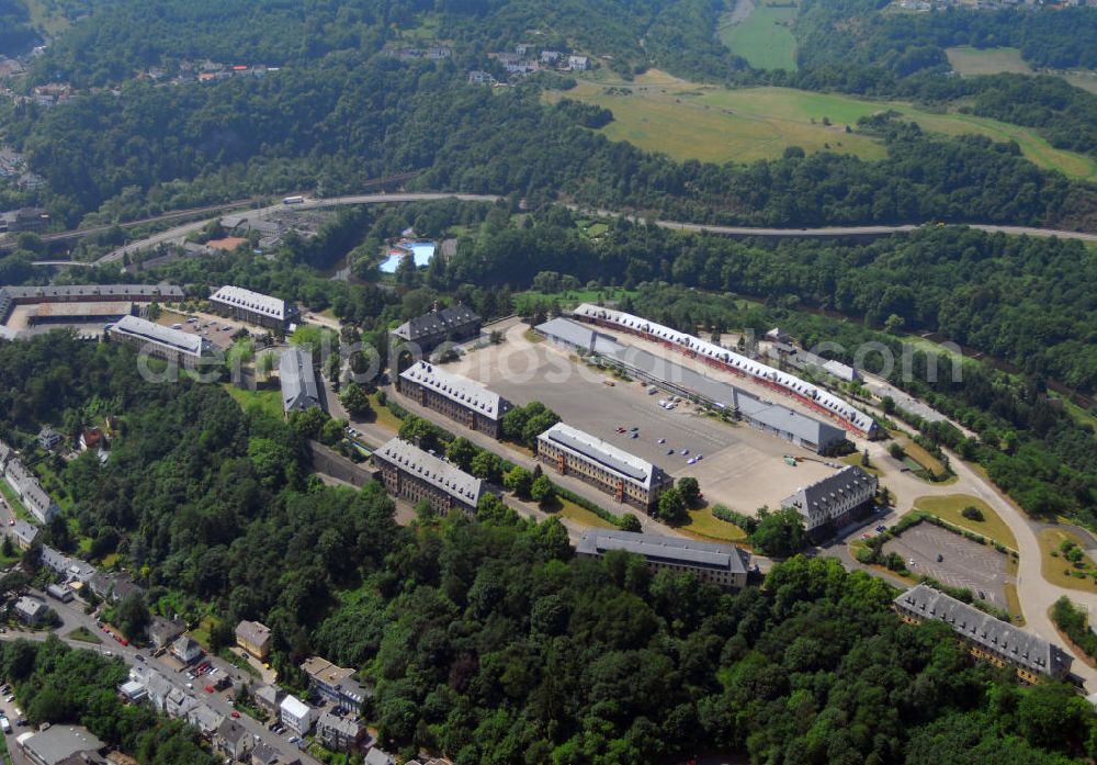 Aerial photograph Idar-Oberstein - Blick auf die Klotzbergkaserne in Idar-Oberstein. Seit 1938 ist die Stadt Idar-Oberstein Garnisonstadt. Während des 19. und 20. Jh. waren wechselnd französische und deutsche Soldaten hier stationiert. Mit dem Einzug der Wehrmacht wurden neue Kasernen errichtet. Nach 1956 wurde die Klotzbergkaserne von der Bundeswehr übernommen, die dort die deutsche Artillerieschule einrichtete, welche für das Heer als zentrale Ausbildungsstätte diente. 1998 beschloss der Stadtrat die Anbringung eines zusätzlichen Ortsschildes mit der Aufschrift „Hauptstadt der deutschen Artillerie. 2006 wurde das Offizieranwärterbataillon Idar-Oberstein aufgestellt. Kontakte: Kreisgeschäftsstelle Idar-Oberstein Ehemalige Artilleristen vom Klotz, Klotzbergstraße 15, 55743 Idar-Oberstein, Tel.: 06781/70826,