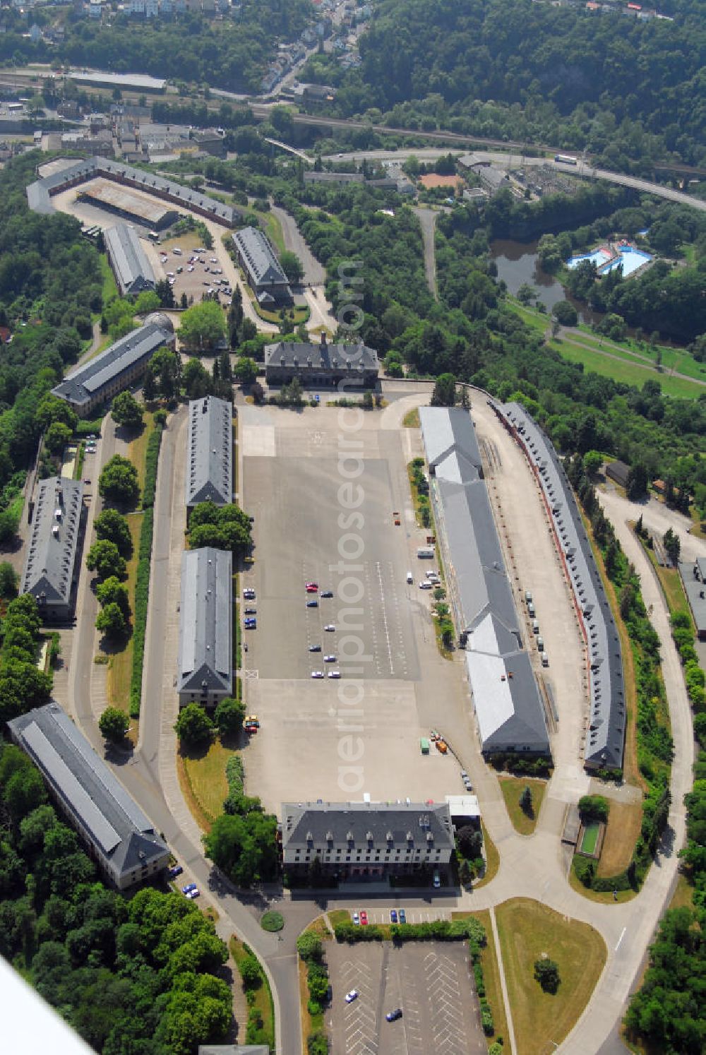 Idar-Oberstein from above - Blick auf die Klotzbergkaserne in Idar-Oberstein. Seit 1938 ist die Stadt Idar-Oberstein Garnisonstadt. Während des 19. und 20. Jh. waren wechselnd französische und deutsche Soldaten hier stationiert. Mit dem Einzug der Wehrmacht wurden neue Kasernen errichtet. Nach 1956 wurde die Klotzbergkaserne von der Bundeswehr übernommen, die dort die deutsche Artillerieschule einrichtete, welche für das Heer als zentrale Ausbildungsstätte diente. 1998 beschloss der Stadtrat die Anbringung eines zusätzlichen Ortsschildes mit der Aufschrift „Hauptstadt der deutschen Artillerie. 2006 wurde das Offizieranwärterbataillon Idar-Oberstein aufgestellt. Kontakte: Kreisgeschäftsstelle Idar-Oberstein Ehemalige Artilleristen vom Klotz, Klotzbergstraße 15, 55743 Idar-Oberstein, Tel.: 06781/70826,