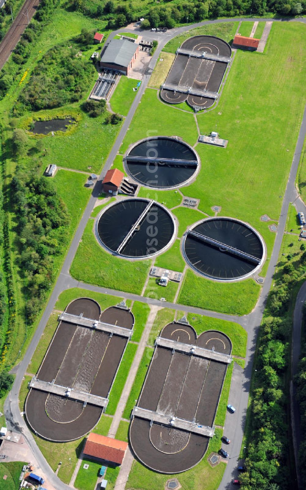 Aerial photograph Eisenach - Klärwerk im Eisenacher Stadtteil Stedtfeld, welches betrieben wird vom Trinkwasser- und Abwasserverband Eisenach-Erbstromtal. Defecator in borough Stedtfeld in Eisenach, which is operated by drinking water- and sanitary district Eisenach-Erbstromtal.