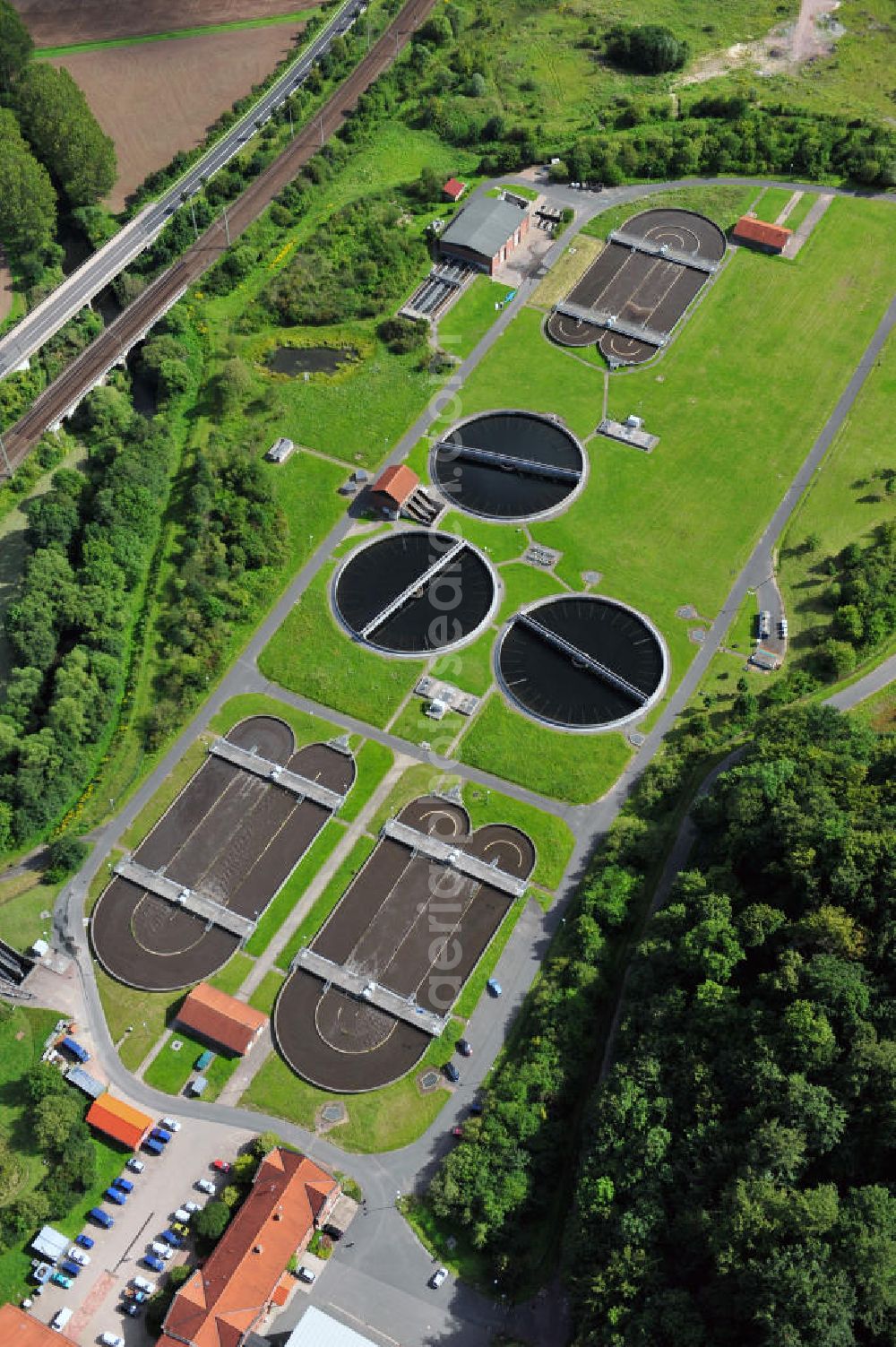 Eisenach from the bird's eye view: Klärwerk im Eisenacher Stadtteil Stedtfeld, welches betrieben wird vom Trinkwasser- und Abwasserverband Eisenach-Erbstromtal. Defecator in borough Stedtfeld in Eisenach, which is operated by drinking water- and sanitary district Eisenach-Erbstromtal.