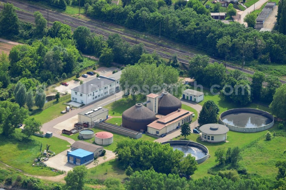 Aerial photograph Schkopau - Sewage treatment plant and sewage plant on the banks of the Saale in Schkopau in Saxony-Anhalt