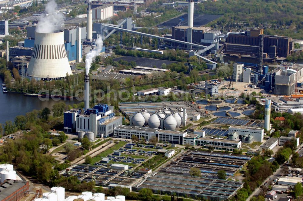 Aerial photograph Berlin - Blick auf das Klärwerk Ruhleben in Berlin-Spandau. The sewage disposal facility Ruhleben in Berlin-Spandau.