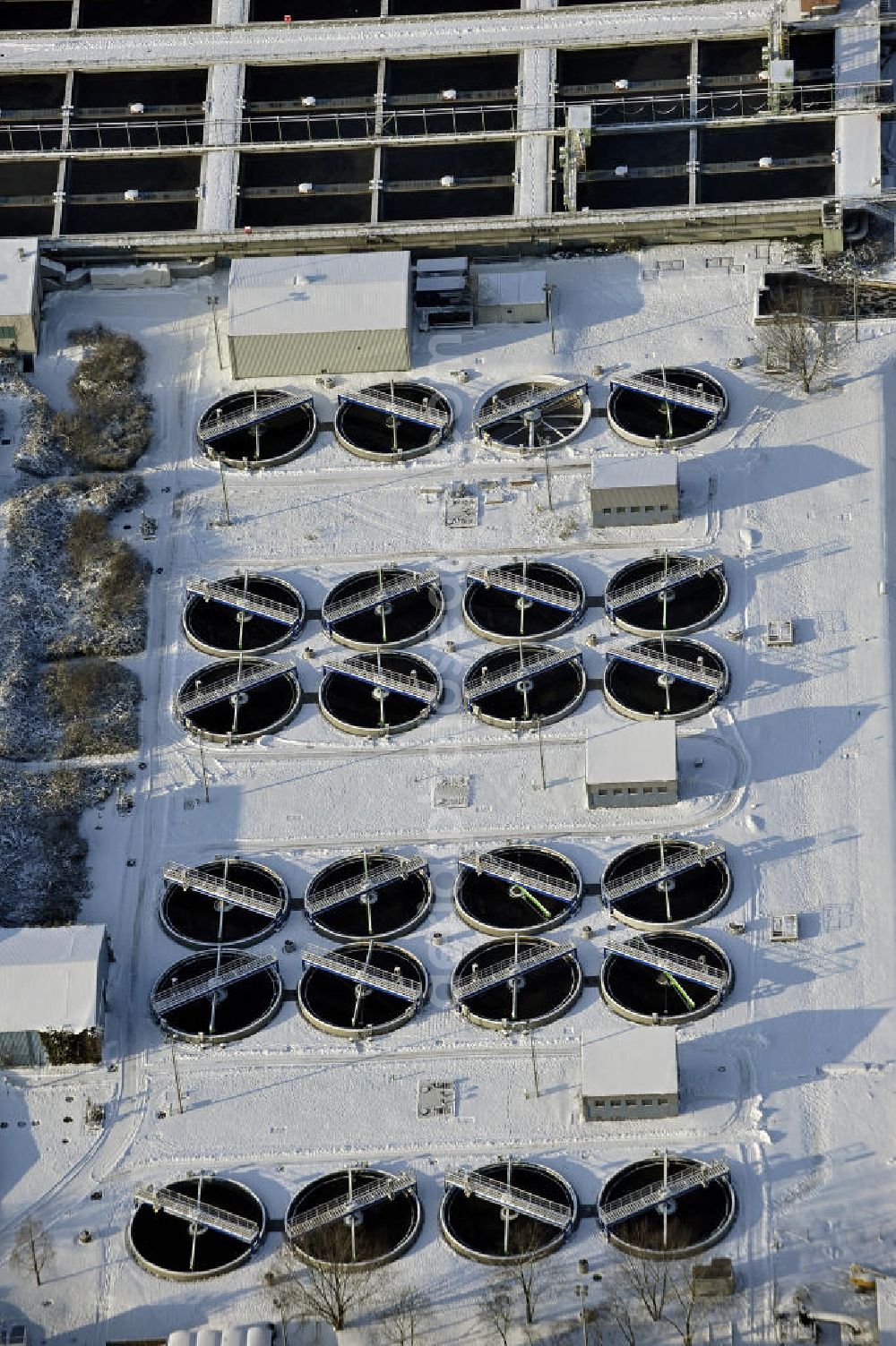 Aerial image Berlin - Blick auf das winterlich mit Schnee bedeckte Klärwerk Ruhleben der Berliner Wasserbetriebe. Die Anlage wurde 1963 erbaut und seitdem erheblich erweitert. View of the wintery snow-covered treatment plant Ruhleben of the Berlin Water Works.