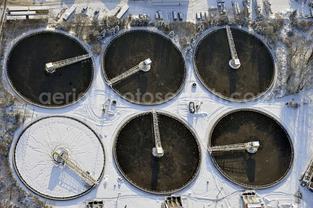 Aerial photograph Berlin - Blick auf das winterlich mit Schnee bedeckte Klärwerk Ruhleben der Berliner Wasserbetriebe. Die Anlage wurde 1963 erbaut und seitdem erheblich erweitert. View of the wintery snow-covered treatment plant Ruhleben of the Berlin Water Works.